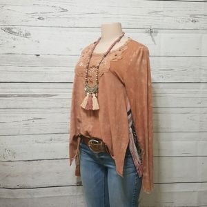 GIMMICKS by BKE rustic dye top with accent print fabric & crochet lace panel.